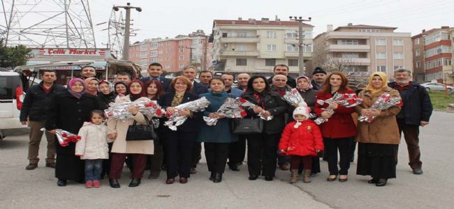 MHP’Lİ KADINLARDAN HASTALARA VE PAZARCI KADINLARA KARANFİL